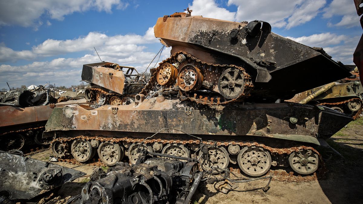 Obrazem: Na hřbitovech ruských obrněnců se vrství další tanky